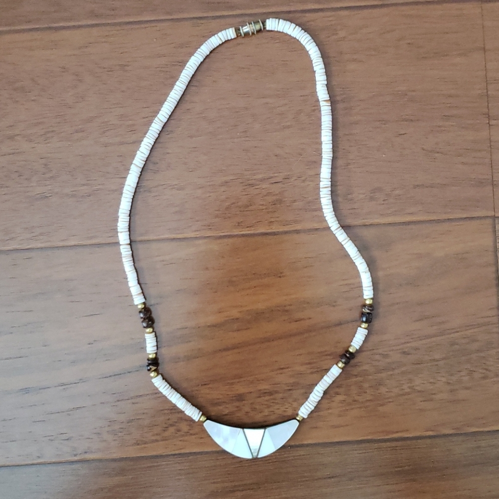 Shell and wood bead necklace (0726)